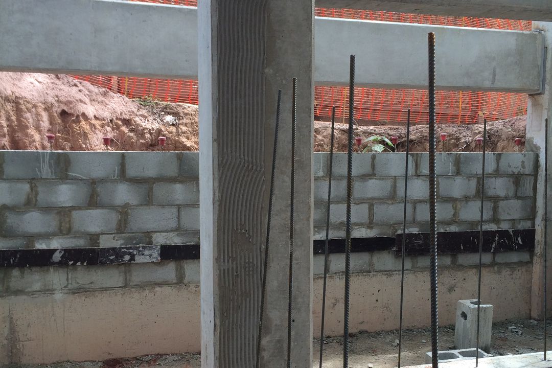 Parede de alvenaria estrutural em blocos de concreto executada junto a um pilar de concreto armado.