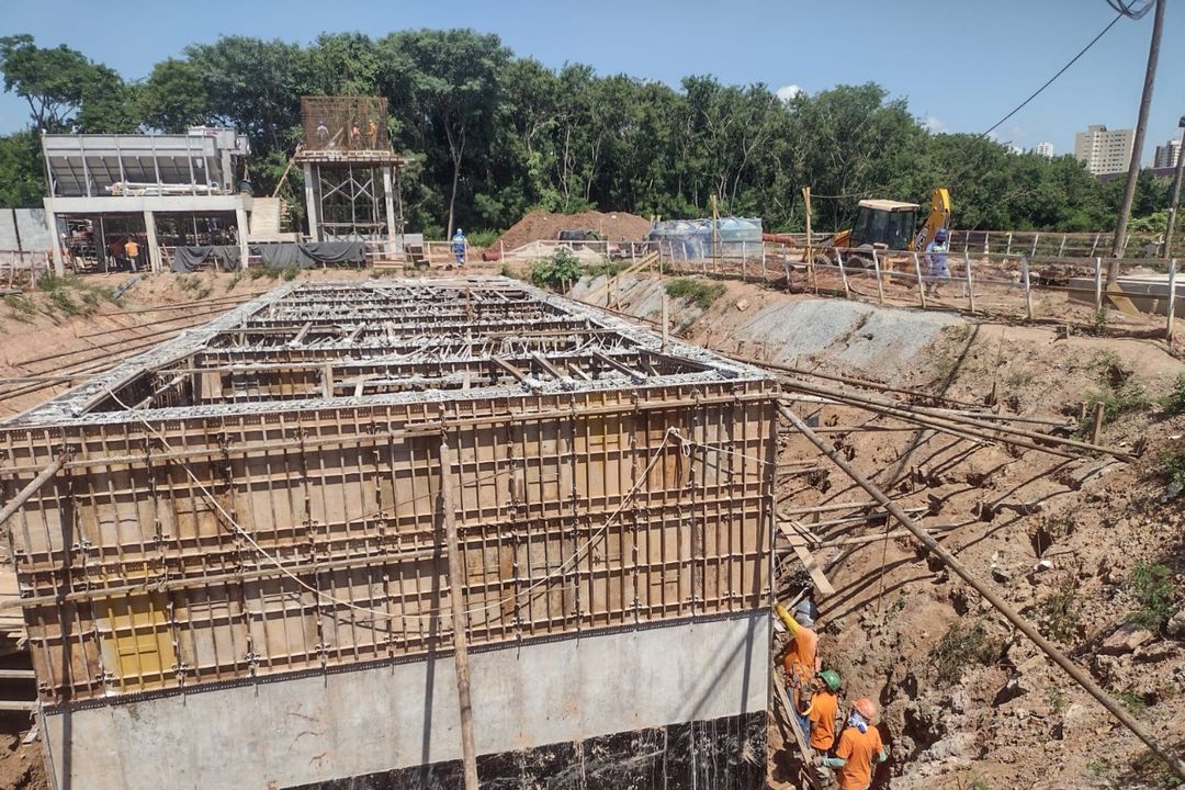 Estrutura de concreto armado em execução, com formas metálicas montadas dentro de uma escavação.